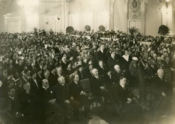Une plénière de Związek Pracy Obywatelskiej Kobiet, une organisation féminine polonaise, à Varsovie, 1933. Assis à l